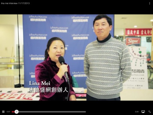 梅丽娜在艺术品交流展览会中采访到雅博拍卖的董事童晓峰先生。