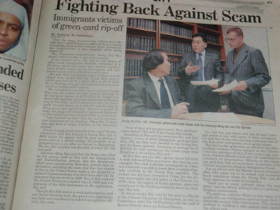 嫌犯回长云（左一）过去曾带领受害人控诉移民欺诈公司索赔。