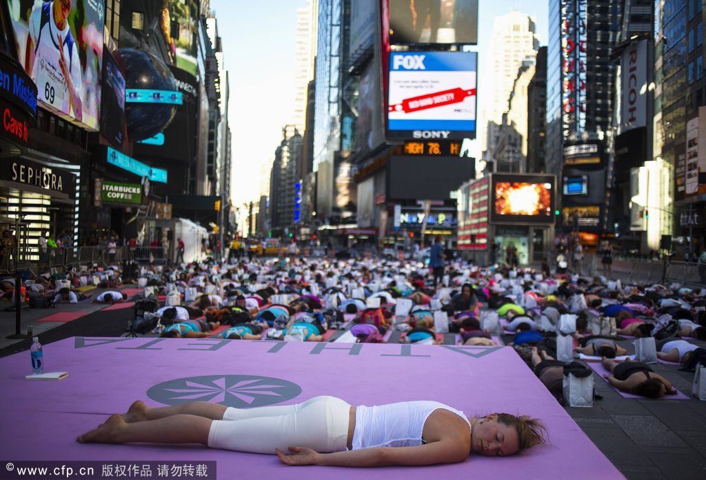 纽约男女民众时代广场练瑜伽 迎接夏至日(组图)