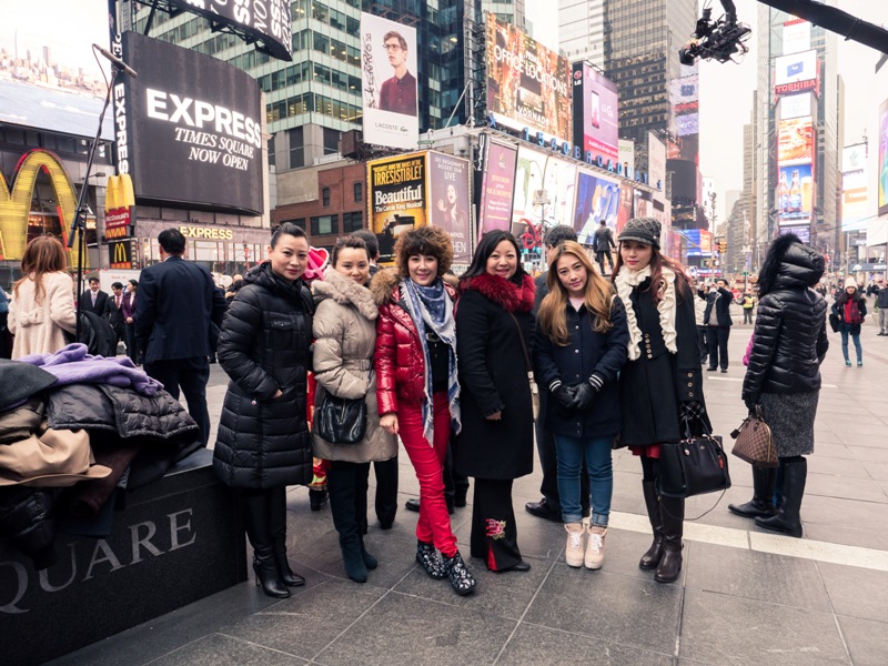 法拉盛网辣妈和好声音学员参与在纽约时代广场的春晚节目拍摄