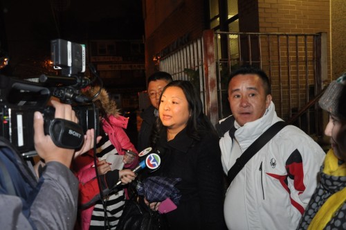 法拉盛网创办人Lina Mei在109警局接受美国中文电视采访关于抢劫华人金店