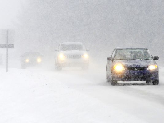 纽约暴风雪: 高速公路全面瘫痪