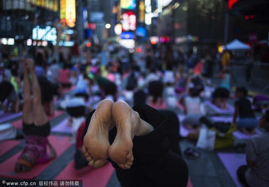 纽约男女民众时代广场练瑜伽 迎接夏至日(组图)