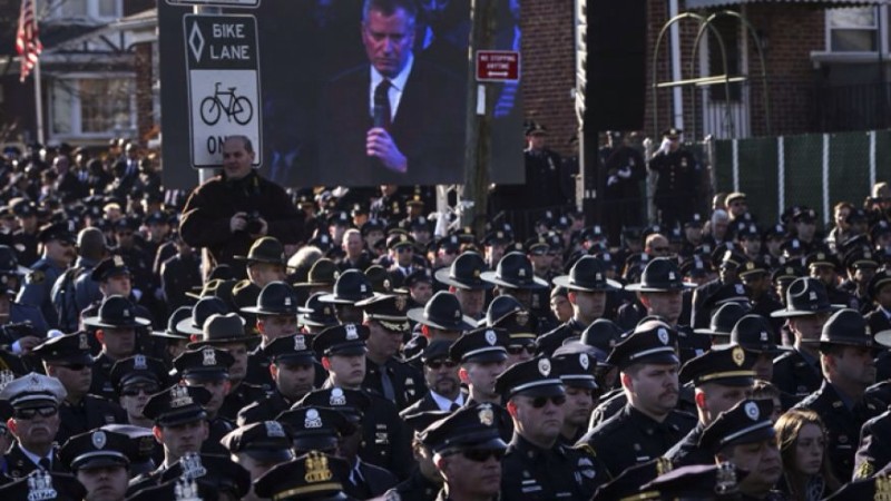 出席紐約遇害警官葬禮 警察背對市長白思豪