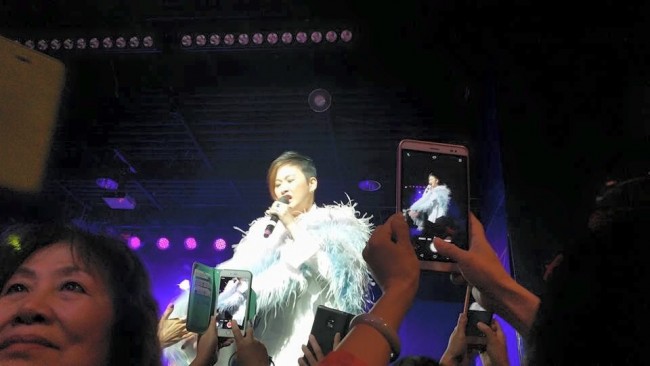 香港著名歌星汤宝如鼓励热爱唱歌的朋友 参加法拉盛网好声音第四季
